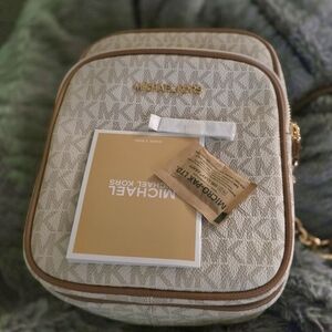 Leather Michael Kors Beige and Gold Shoulder Bag Bag👜🎒 NWOT